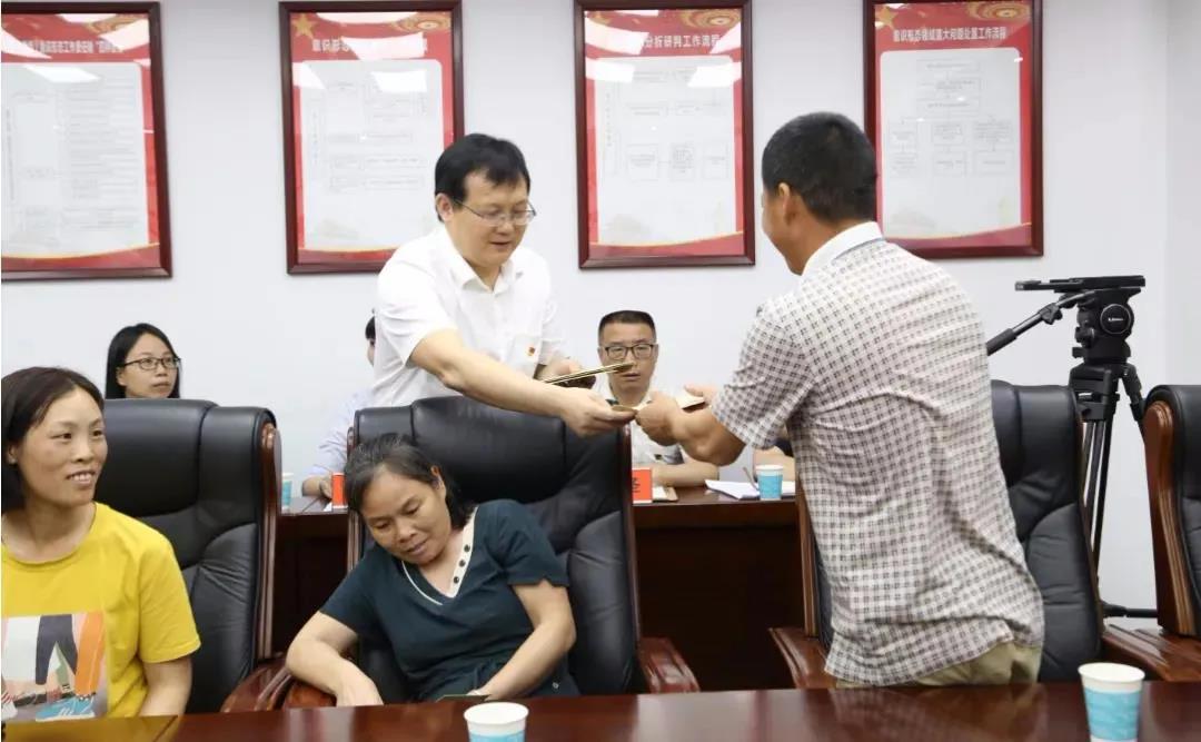 到任1個月的市紀委書記，為8名農民工“討工資”