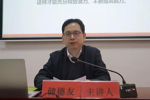 縣委書記“喊話”年輕干部：人生只有一次青春?，F(xiàn)在，青春是用來奮斗的；將來，青春是用來回憶的