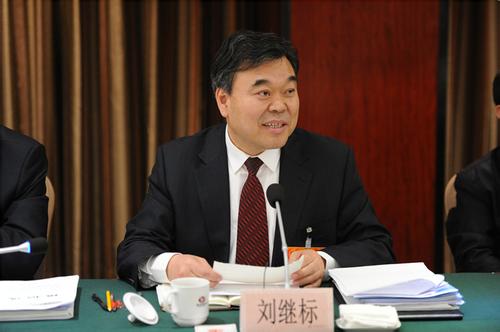 王牌閱官||周口市委書記劉繼標流著熱淚上黨課分享《山果》文章，全場感動！