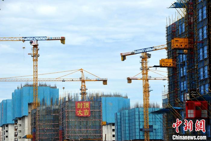 8月3日，中指研究院發布的數據顯示，2020年7月，全國100個城市新建住宅平均價格為每平方米15528元人民幣，環比上漲0.43???幅較上月收窄0.10個百分點。這是百城房價環比數據自3月份實現“負轉正”以來，首次出現漲幅收窄。資料圖為福建福州，一處正在開發建設中的房地產樓盤。
<a target='_blank'  data-cke-saved- >中新社</a>記者 張斌 攝