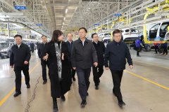 新任河南省委書記劉寧，走進(jìn)富士康、比亞迪等生產(chǎn)車間調(diào)研